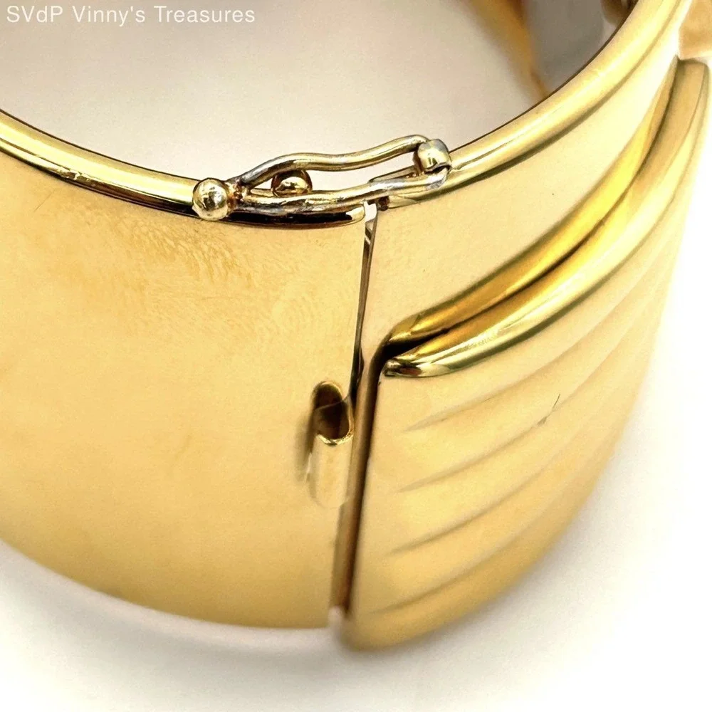 Vintage 80s The Franklin Mint Women's Gold Tone Ribbed Cuff Bracelet Watch 1988
